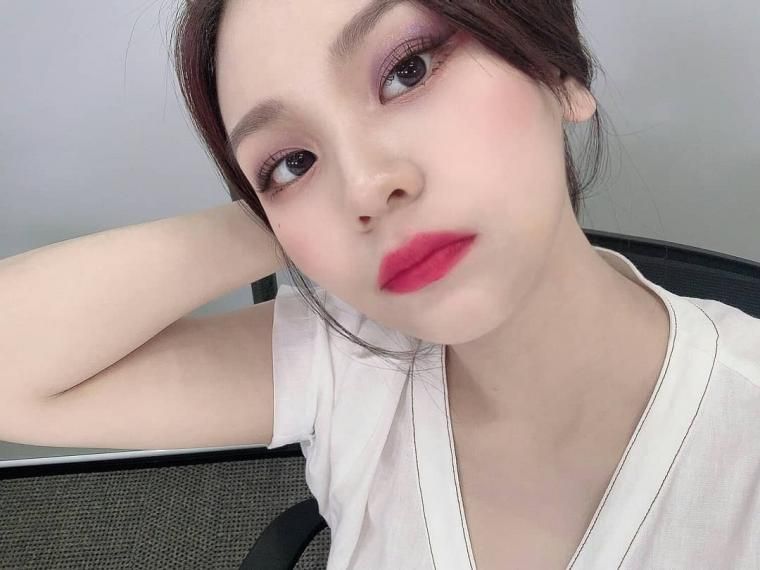 비오는 오전에 보는 여자친구 엄지