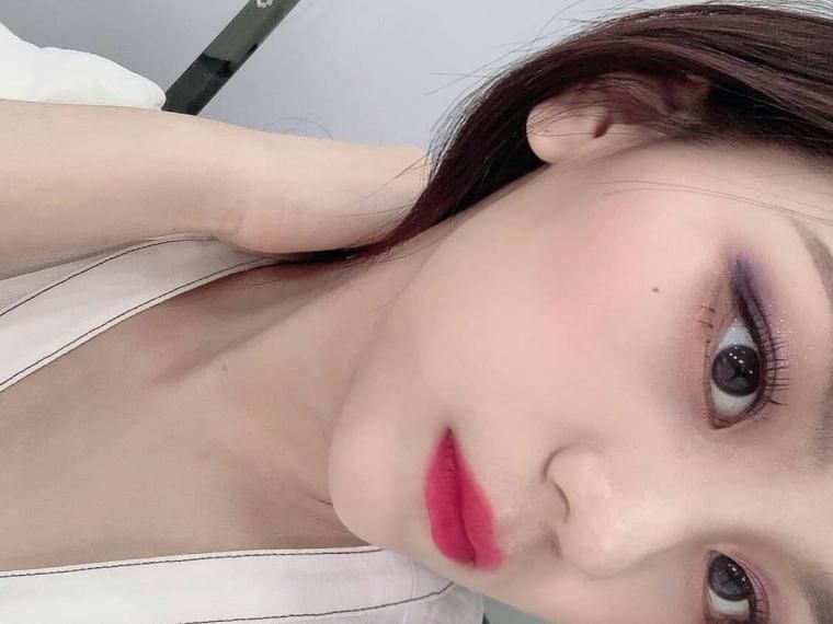 비오는 오전에 보는 여자친구 엄지