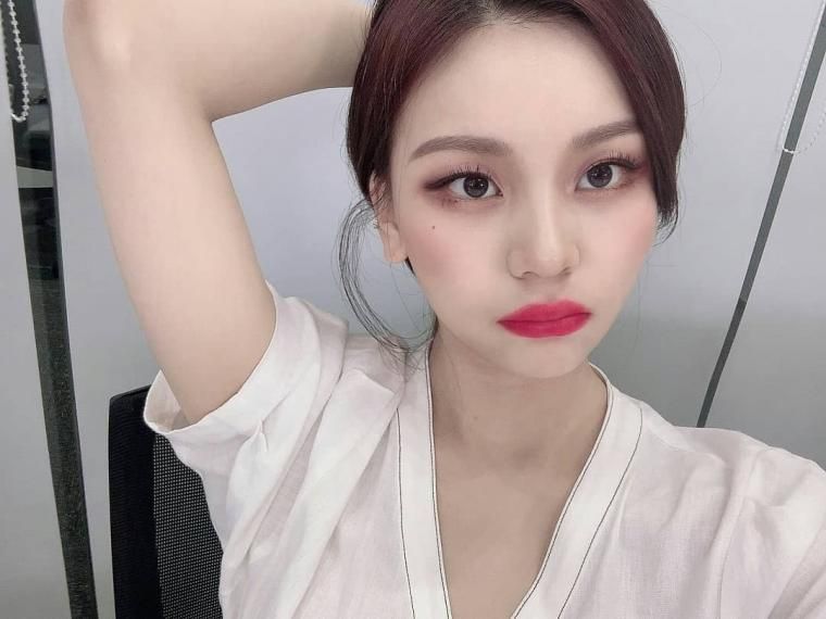 비오는 오전에 보는 여자친구 엄지