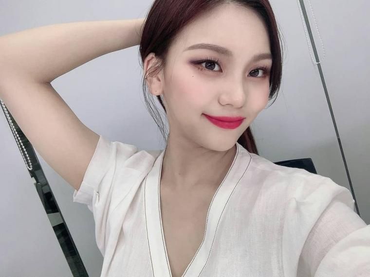 비오는 오전에 보는 여자친구 엄지