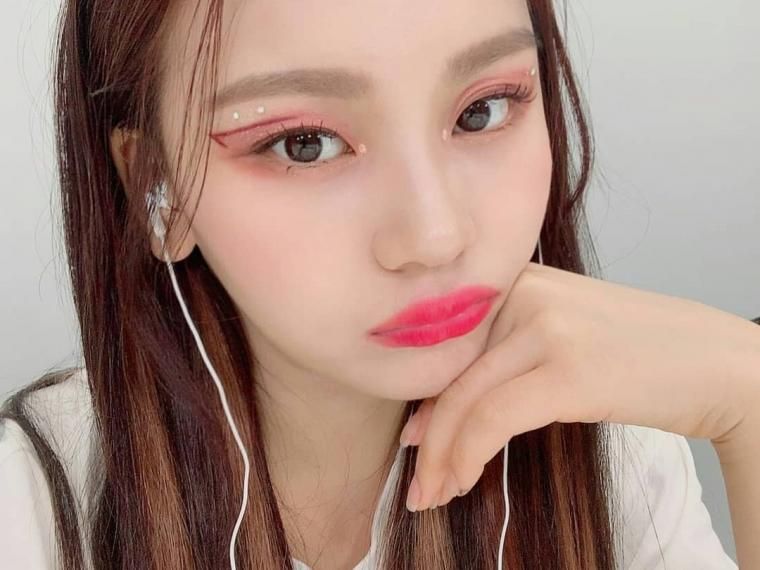 비오는 오전에 보는 여자친구 엄지