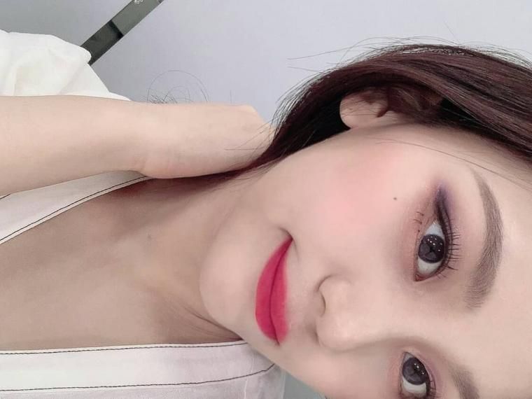비오는 오전에 보는 여자친구 엄지