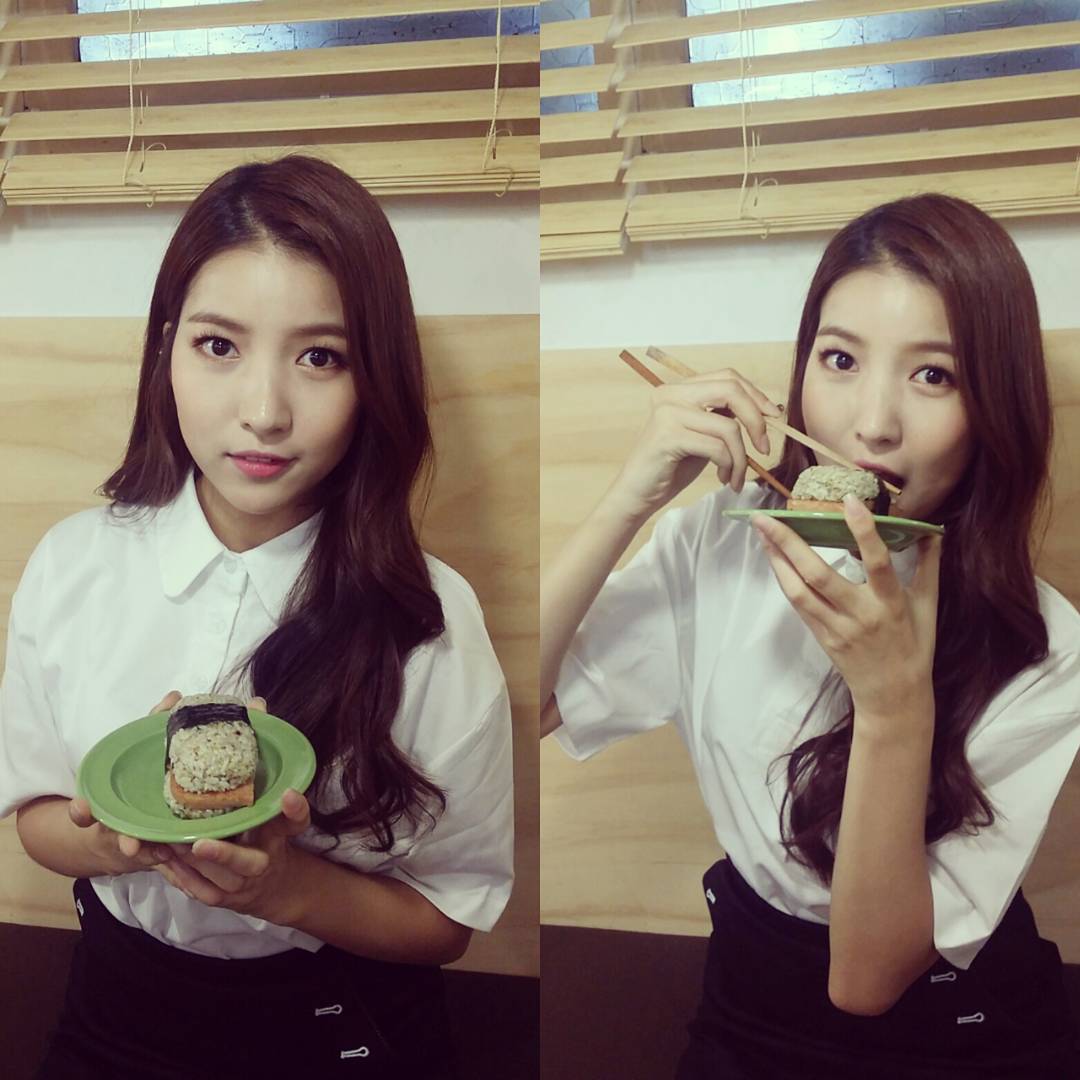 여자친구 150909 인스타그램 - 아까 점심 먹으면서! 주먹밥 먹었어요!♡