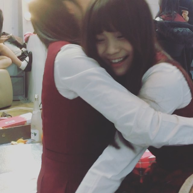 여자친구 160206 인스타그램 - 막내가 귀여워 죽겠는 리더와 그런 언니가 귀....(생략)