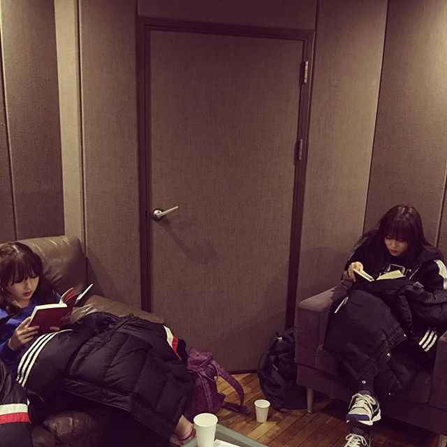 여자친구 151220 인스타그램 - 예린 유주 앞머리즈 독서중 여기는 어디일까요?