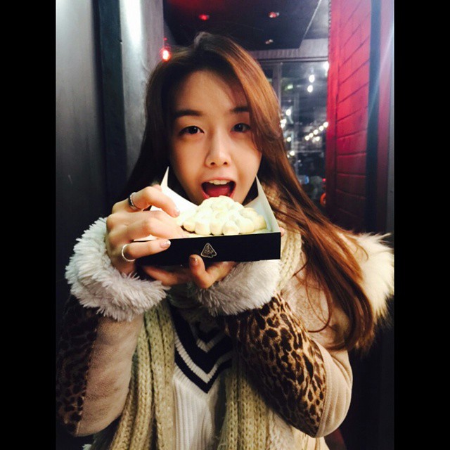 민아(걸스데이) 인스타그램 - 내가 먹은 #초콜렛피자 식감이 정말 귀여워