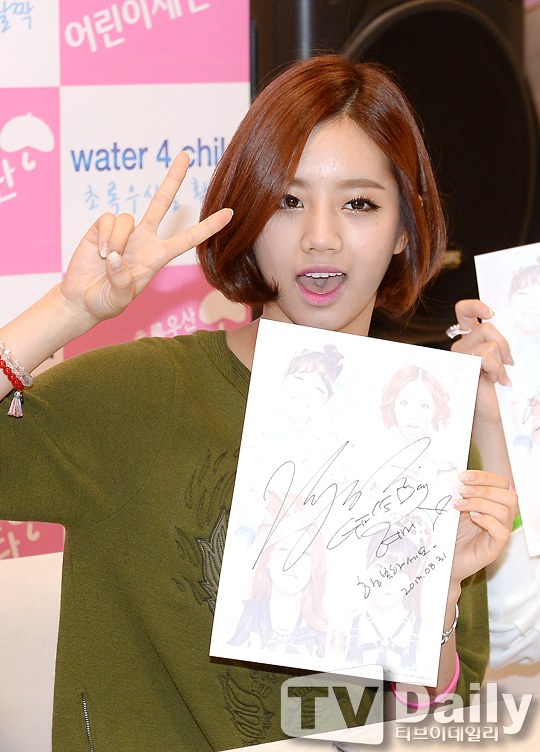 130831 걸스데이 water 4 child 사인회 기사사진.jpg