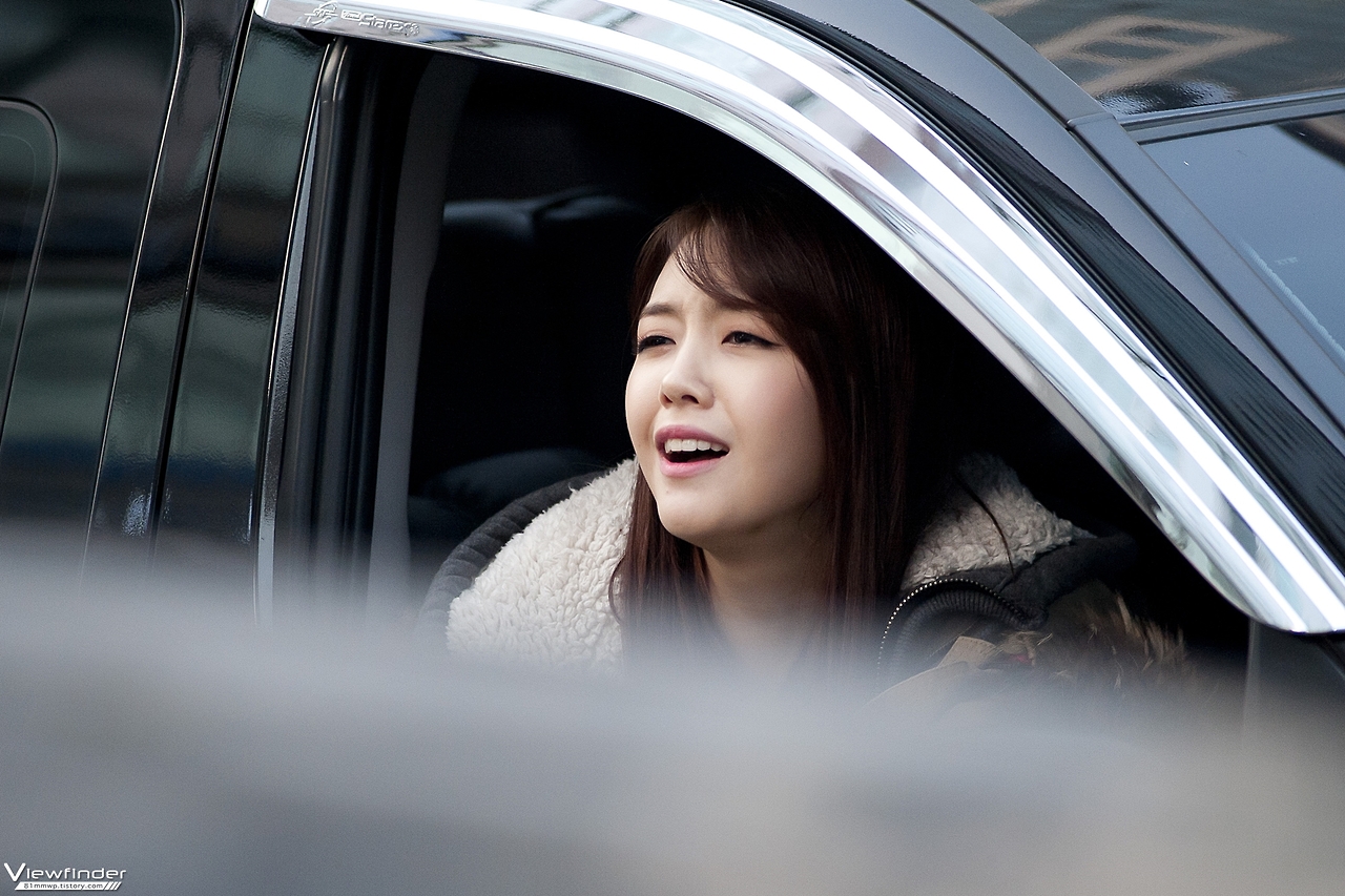 131208 민아 인기가요 퇴근길 직찍 by Viewfinder