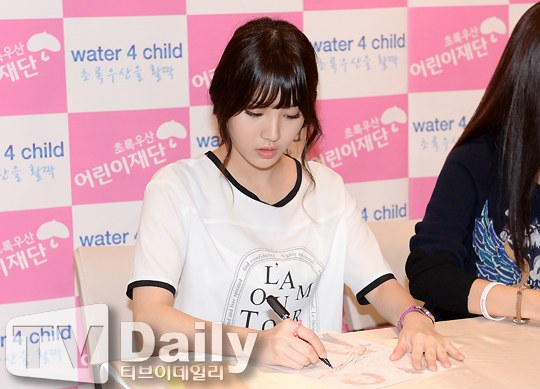 130831 걸스데이 water 4 child 사인회 기사사진.jpg
