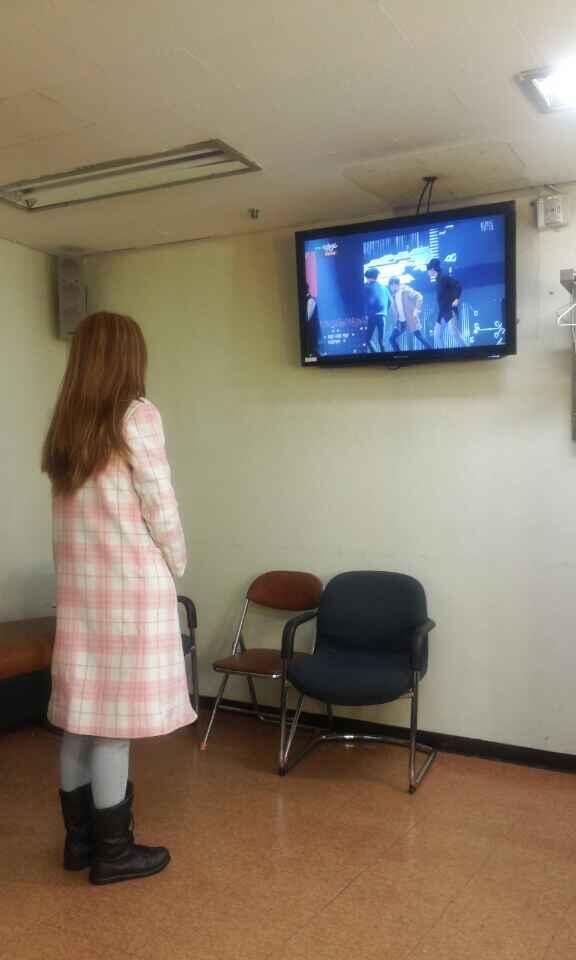 걸스데이 혜리 131220 트위터 - 4살짜리 내 조카가 뽀로로보는 뒷모습