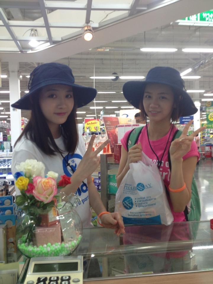 태국마트에서 찍힌 유라 & 혜리.jpg