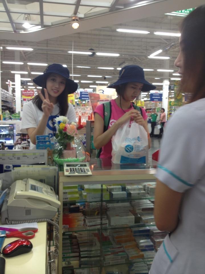태국마트에서 찍힌 유라 & 혜리.jpg