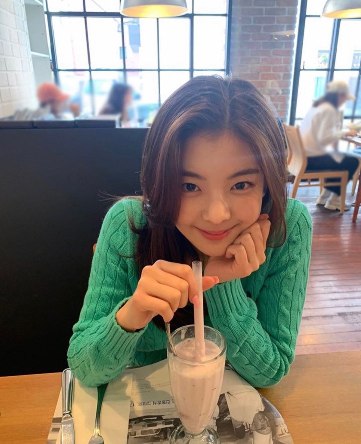 폴로니트 입은 리아