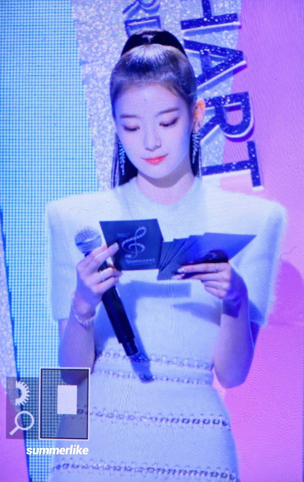 발망 블랙/화이트 드레스 #있지(#ITZY) 리아