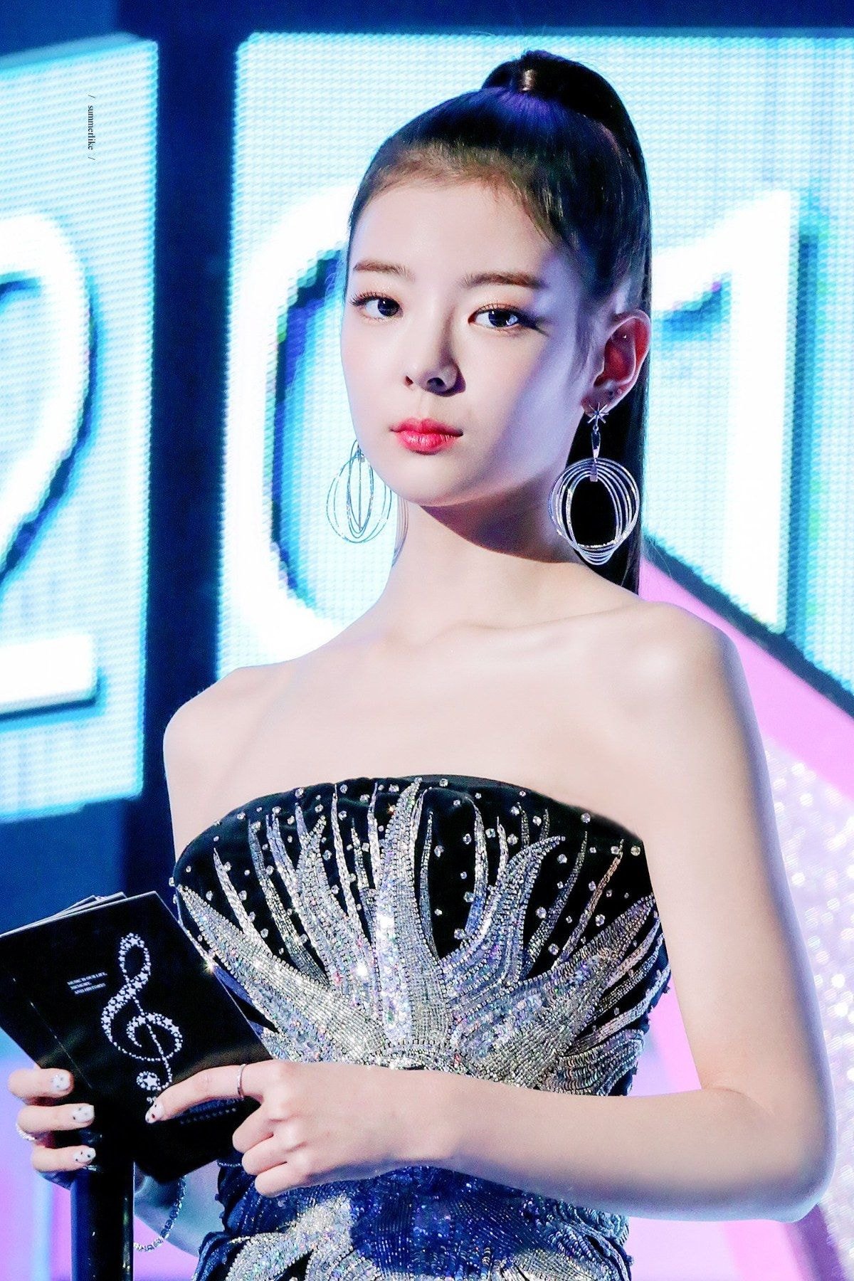 발망 블랙/화이트 드레스 #있지(#ITZY) 리아