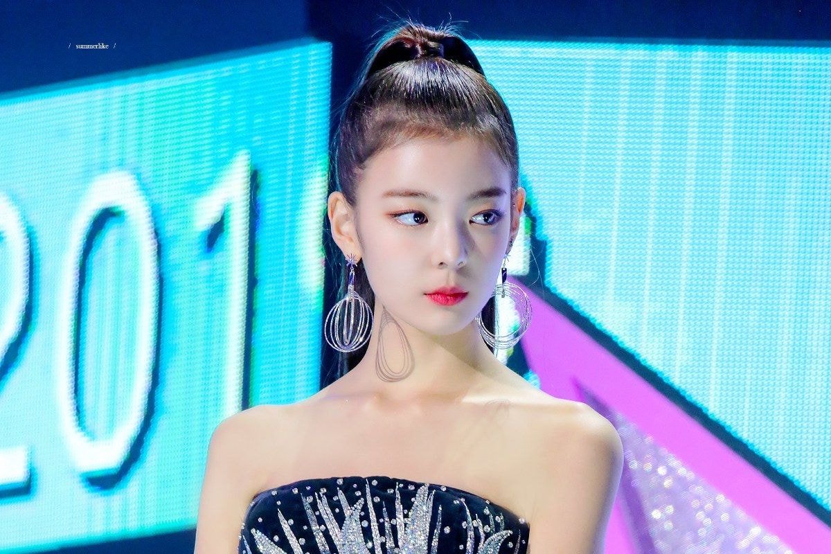 발망 블랙/화이트 드레스 #있지(#ITZY) 리아