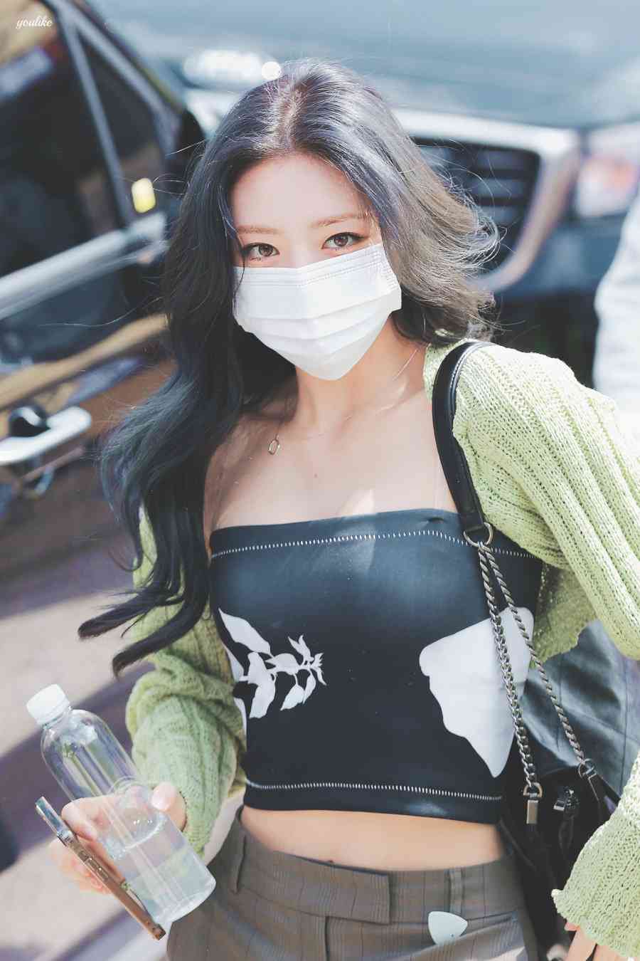 마스크 쓴 유나