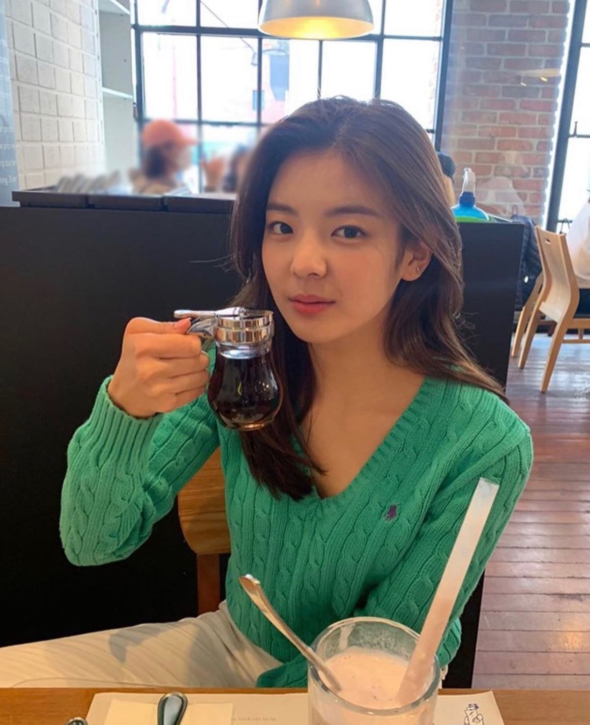 폴로니트 입은 리아