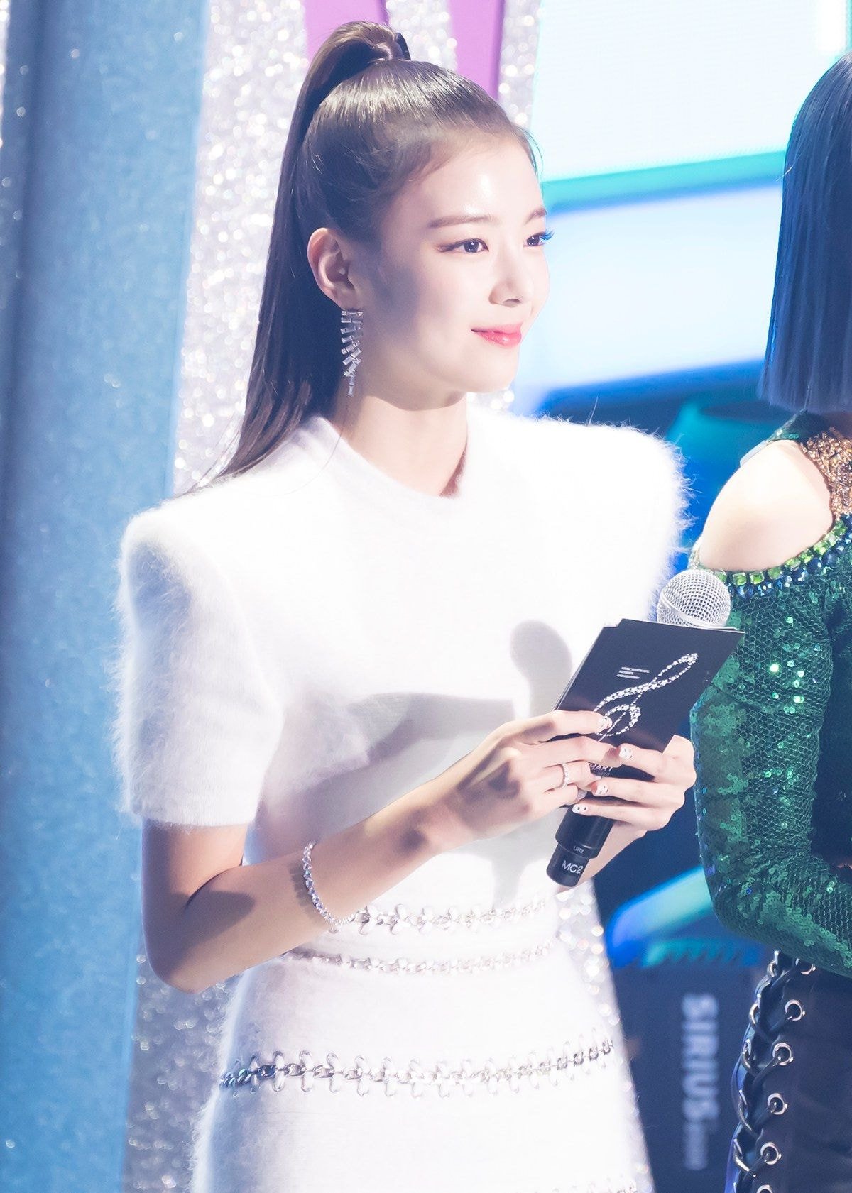 발망 블랙/화이트 드레스 #있지(#ITZY) 리아