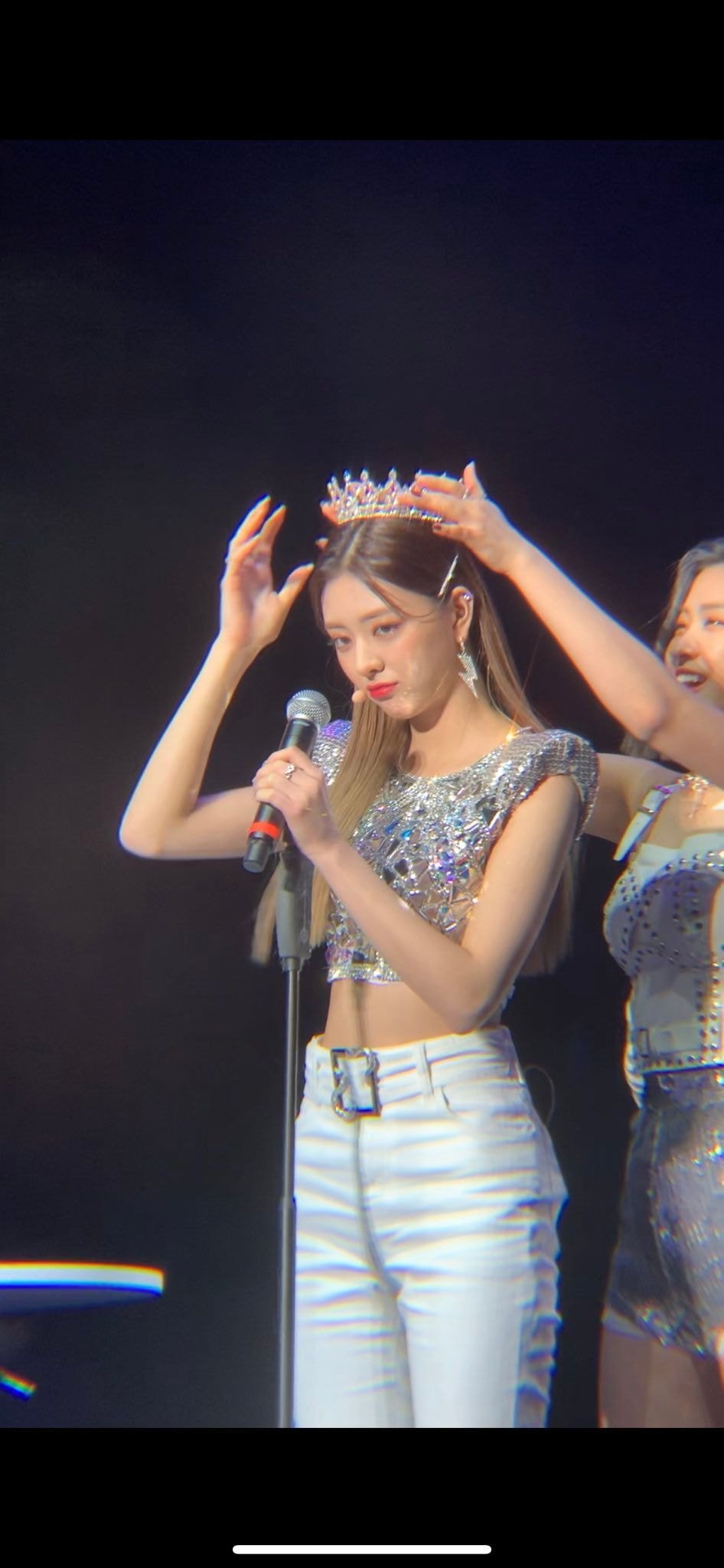 ITZY 유나 뉴욕 목격짤.jpg