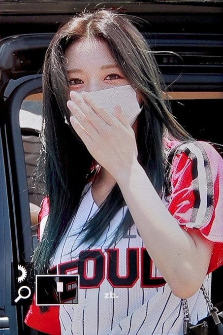 LG유니폼 입고 시구하러 출근하는 있지(ITZY) 유나