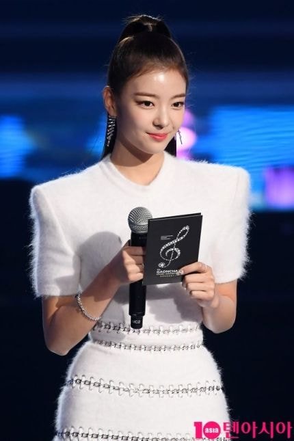 발망 블랙/화이트 드레스 #있지(#ITZY) 리아