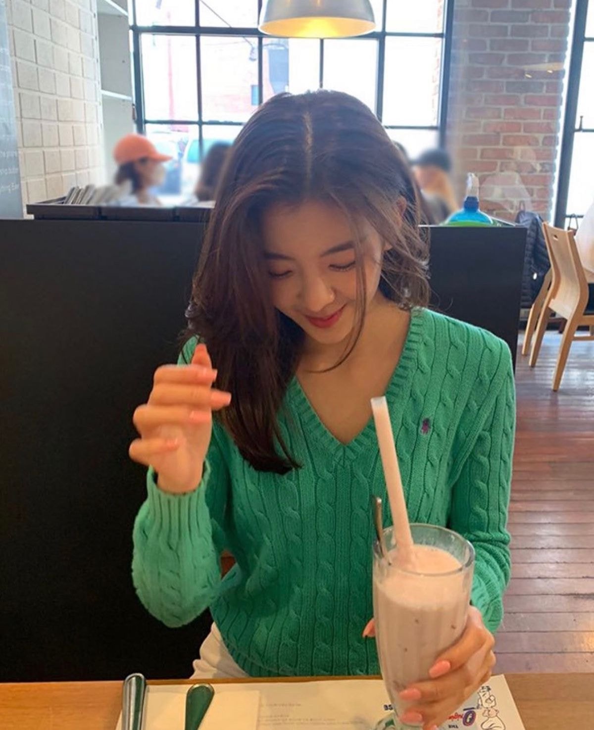 폴로니트 입은 리아