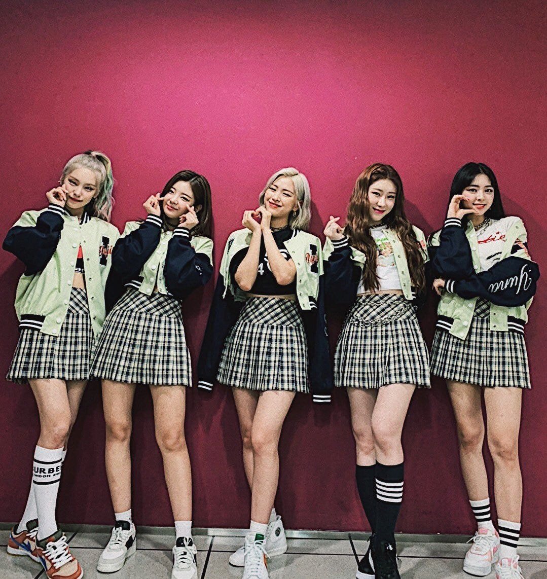 스쿨룩 입은 음악중심 ITZY(있지)