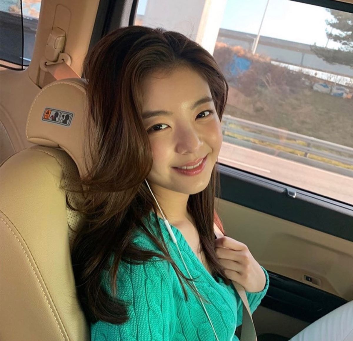 폴로니트 입은 리아