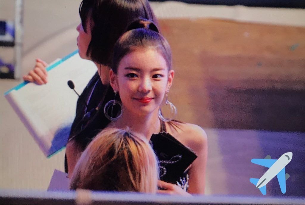 발망 블랙/화이트 드레스 #있지(#ITZY) 리아