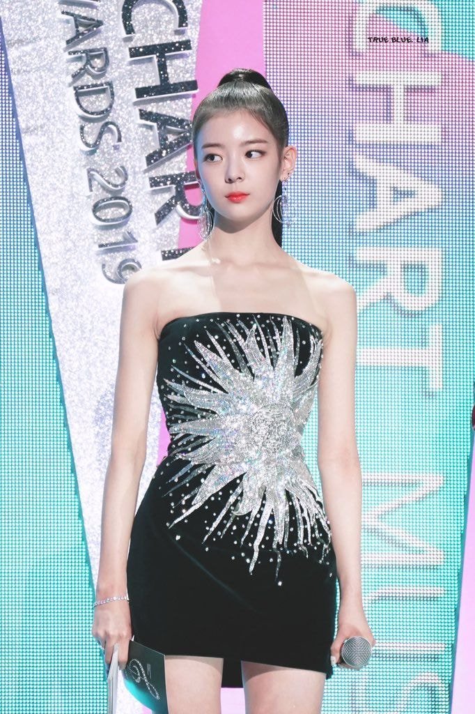 발망 블랙/화이트 드레스 #있지(#ITZY) 리아