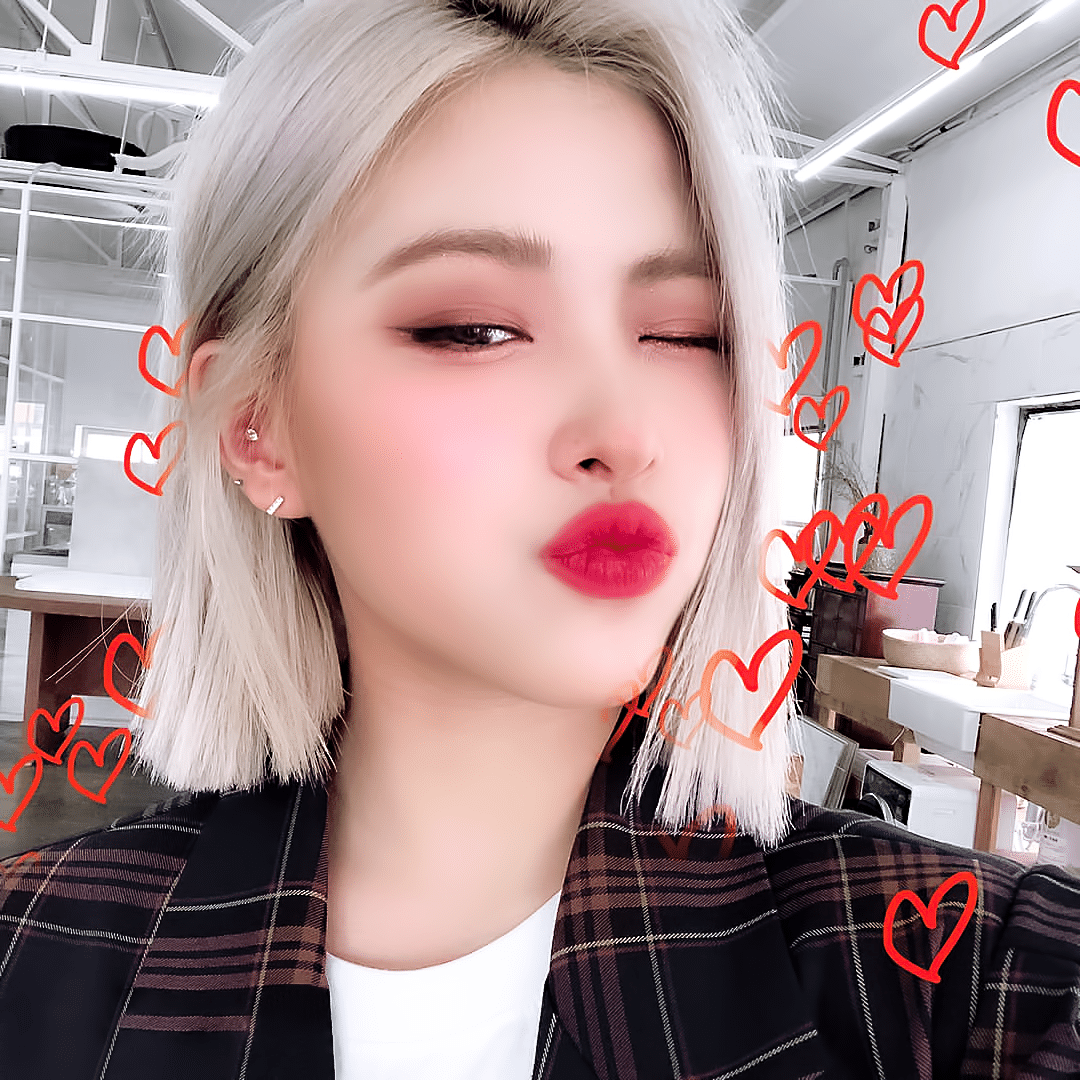 백금발로 염색한 있지 류진