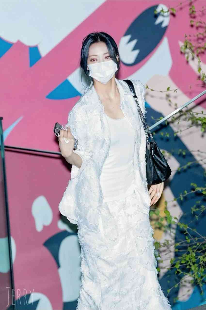 마스크 쓴 유나