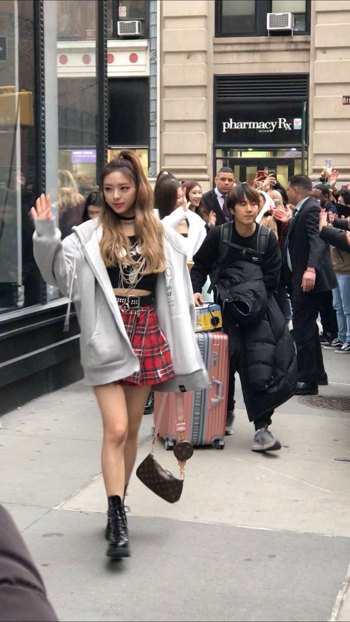ITZY 유나 뉴욕 목격짤.jpg