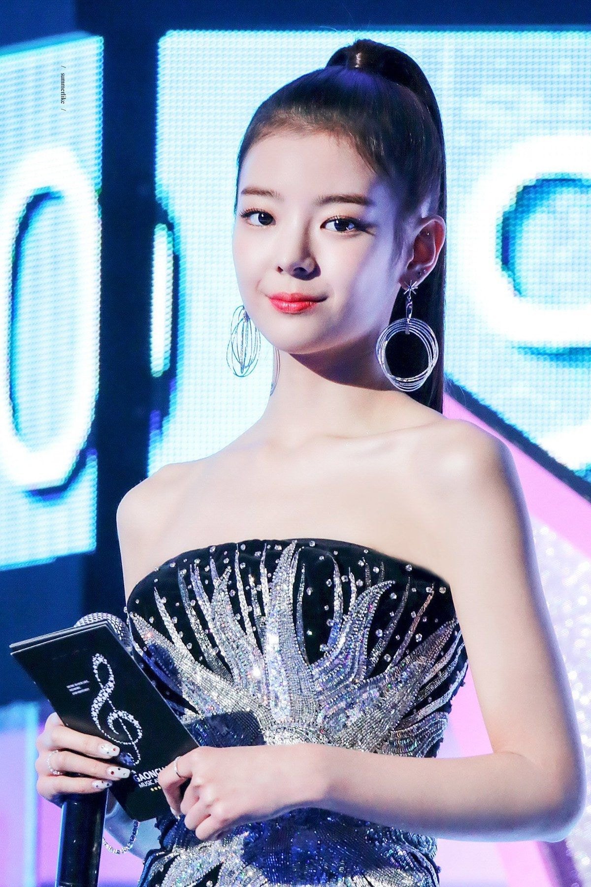 발망 블랙/화이트 드레스 #있지(#ITZY) 리아