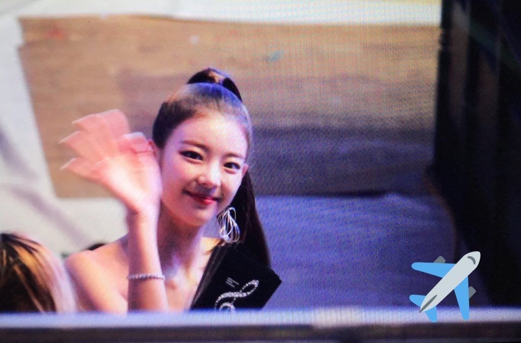 발망 블랙/화이트 드레스 #있지(#ITZY) 리아