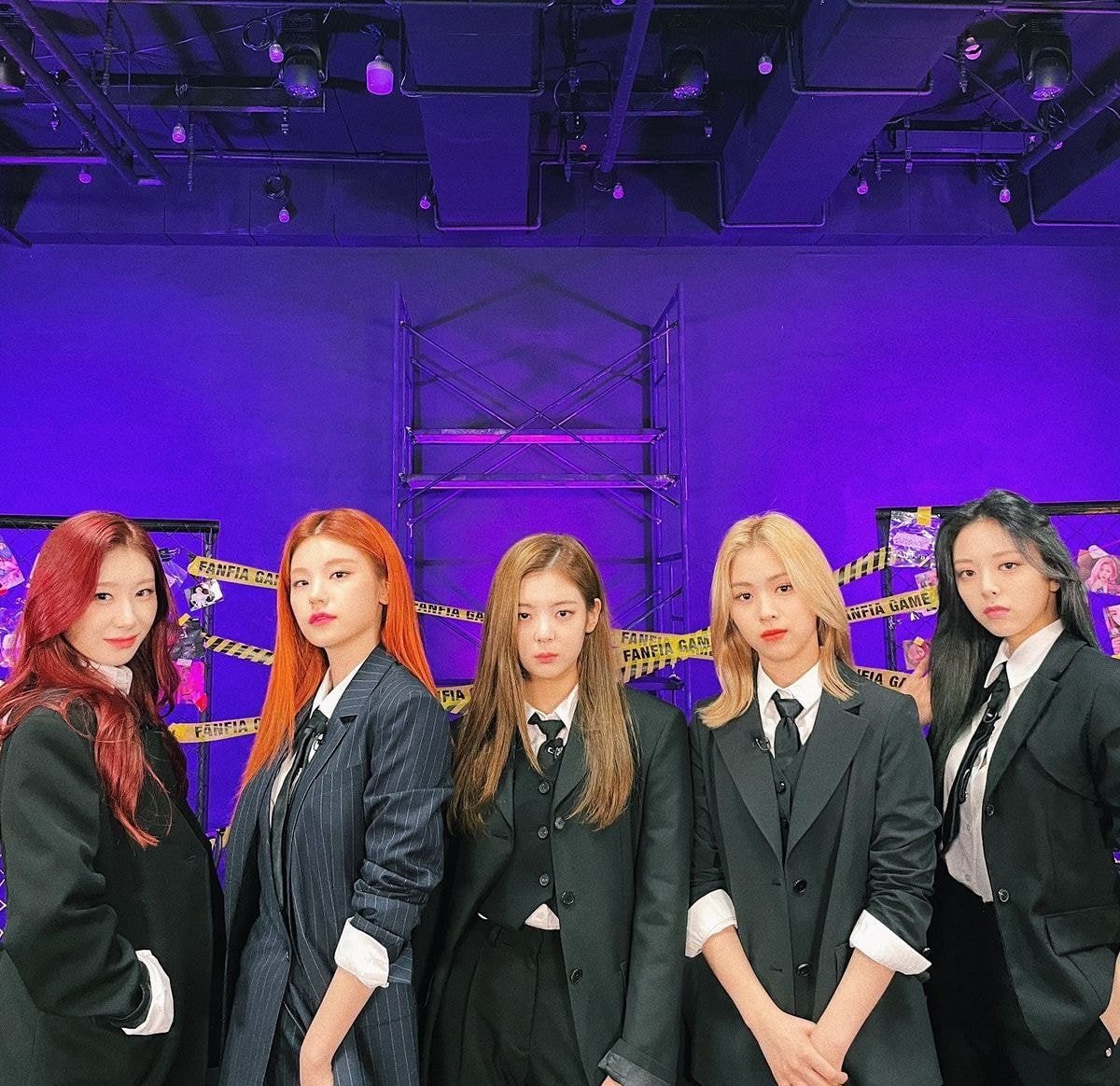 있지(ITZY) 수트 입은 전신사진