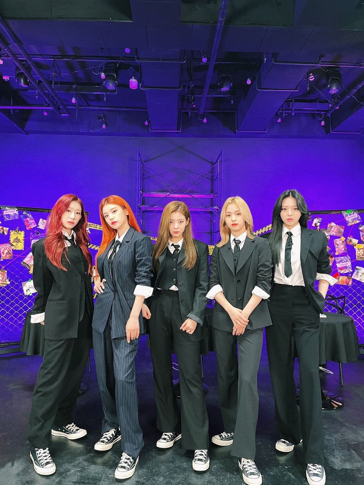 있지(ITZY) 수트 입은 전신사진