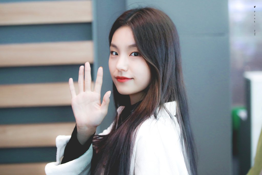 화장 연하게한 오늘자 ITZY 예지.jpg
