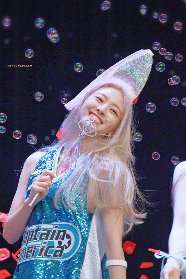비눗방울에 신난 itzy 유나.jpg