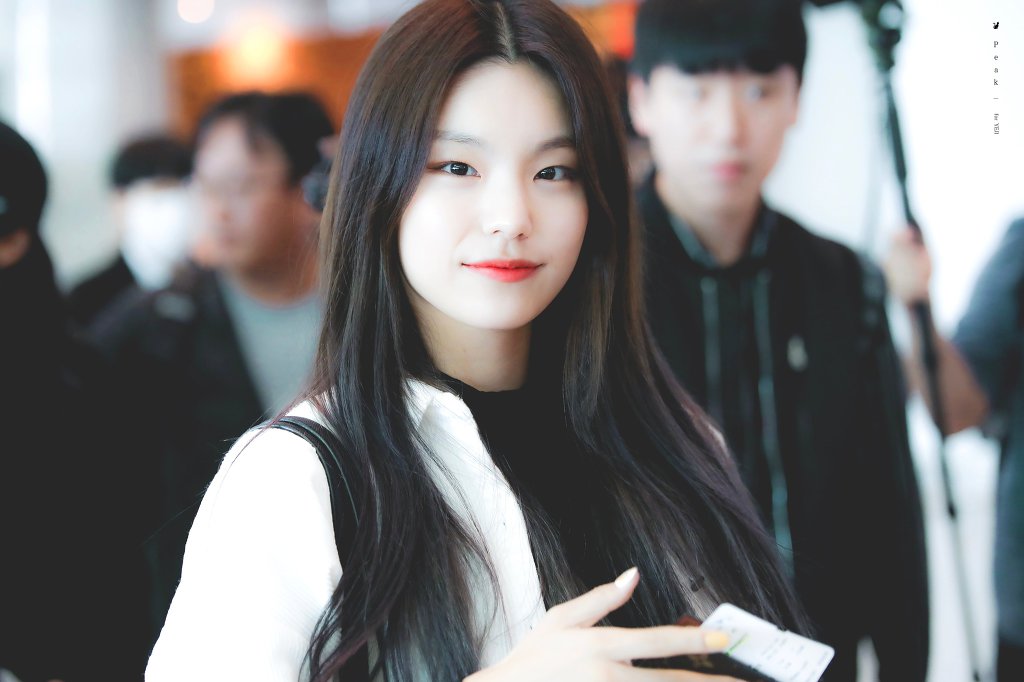 화장 연하게한 오늘자 ITZY 예지.jpg