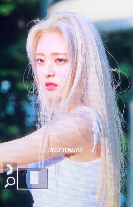 있지 ITZY 야외미팬 중 신난 유나.jpgif