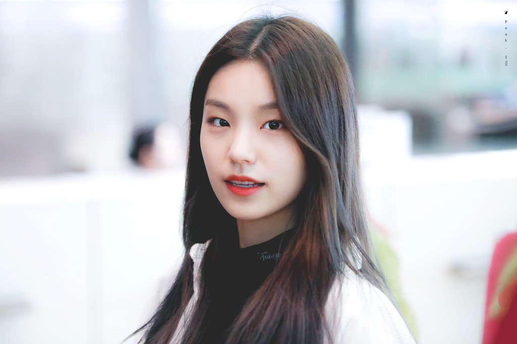 화장 연하게한 오늘자 ITZY 예지.jpg
