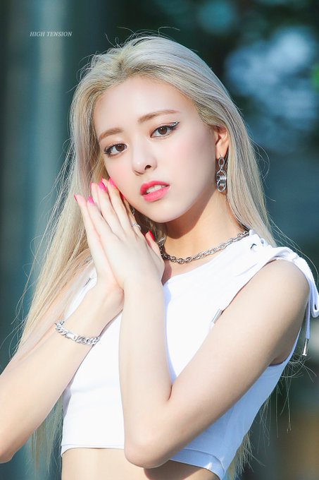 있지 ITZY 야외미팬 중 신난 유나.jpgif
