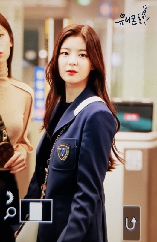 [ITZY] 리아 오늘 공항패션.jpgif