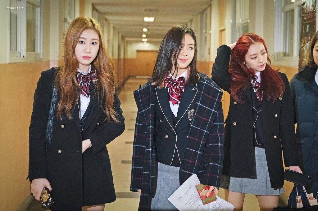 있지 한림 고3멤 01년생 류진 채령 졸업사진 찍는날