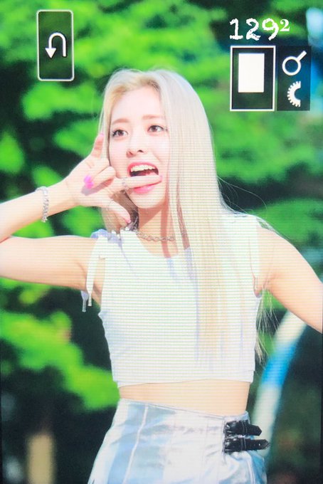 있지 ITZY 야외미팬 중 신난 유나.jpgif