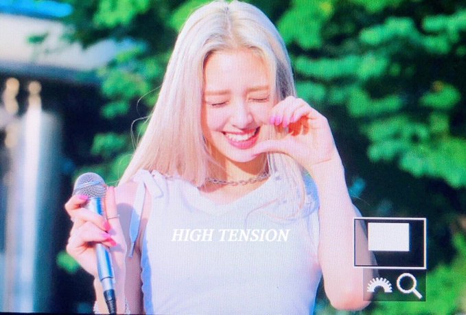있지 ITZY 야외미팬 중 신난 유나.jpgif