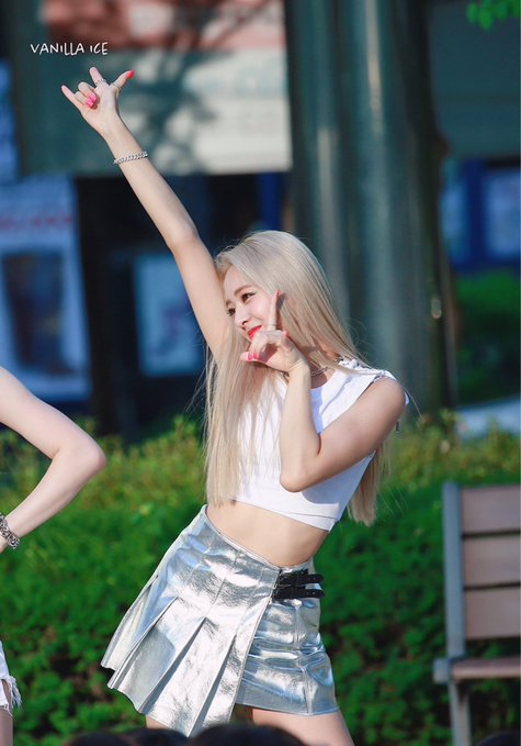 있지 ITZY 야외미팬 중 신난 유나.jpgif