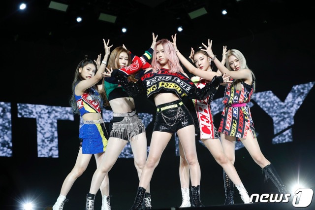 #ITZY(#있지) 신곡 ICY 기자 쇼케이스 사진.jpg